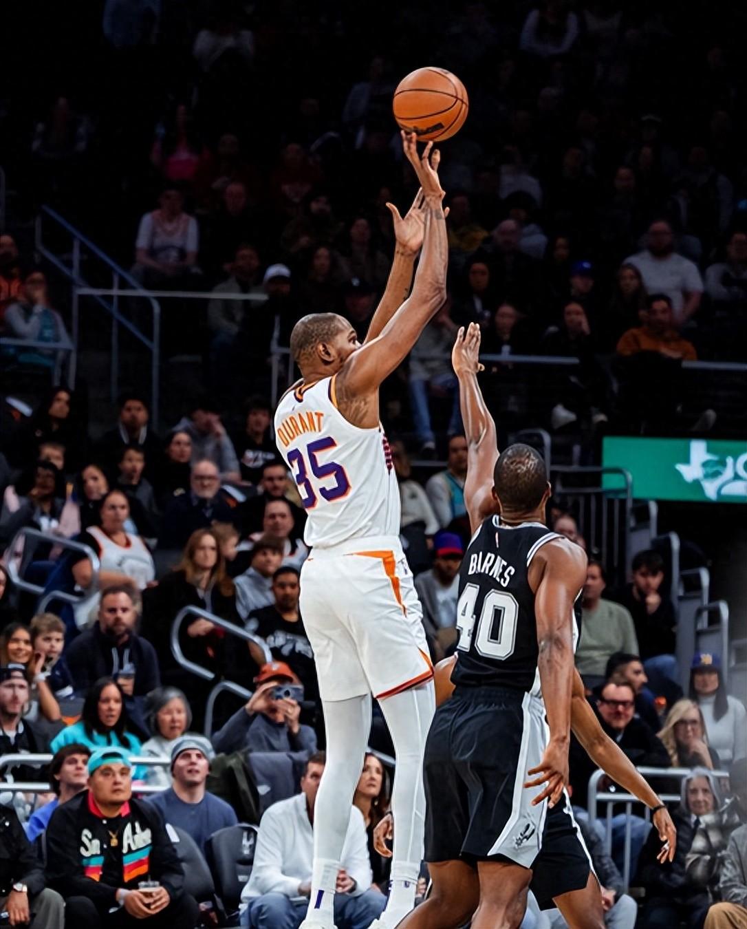 随机包含杜兰特回归赛场，连败首场状态亮眼，切尔西观众沸腾！的词条